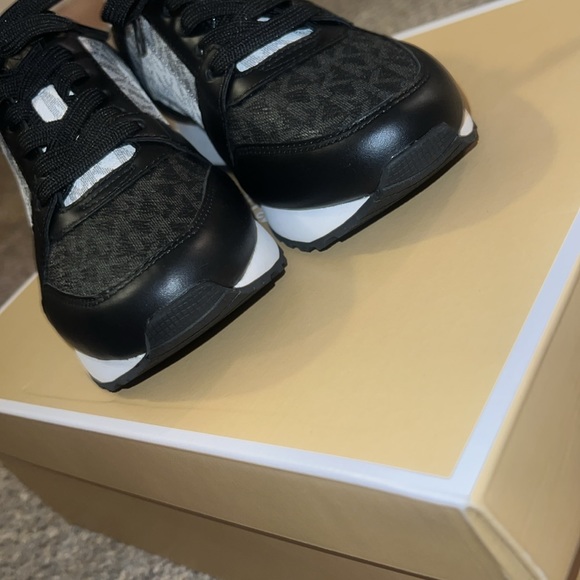 Michael Kors Billie trainer sneakers. 6 - Picture 7 of 11